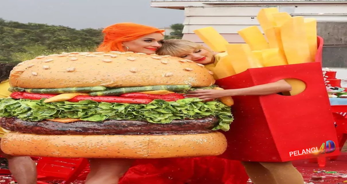 Taylor Swift - Katy Perry Pelukan Pakai Kostum Kentang dan Hamburger
