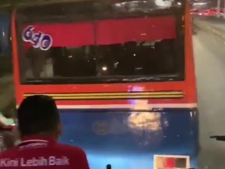 Ramai Video Metromini Hadang Bus TransJakarta