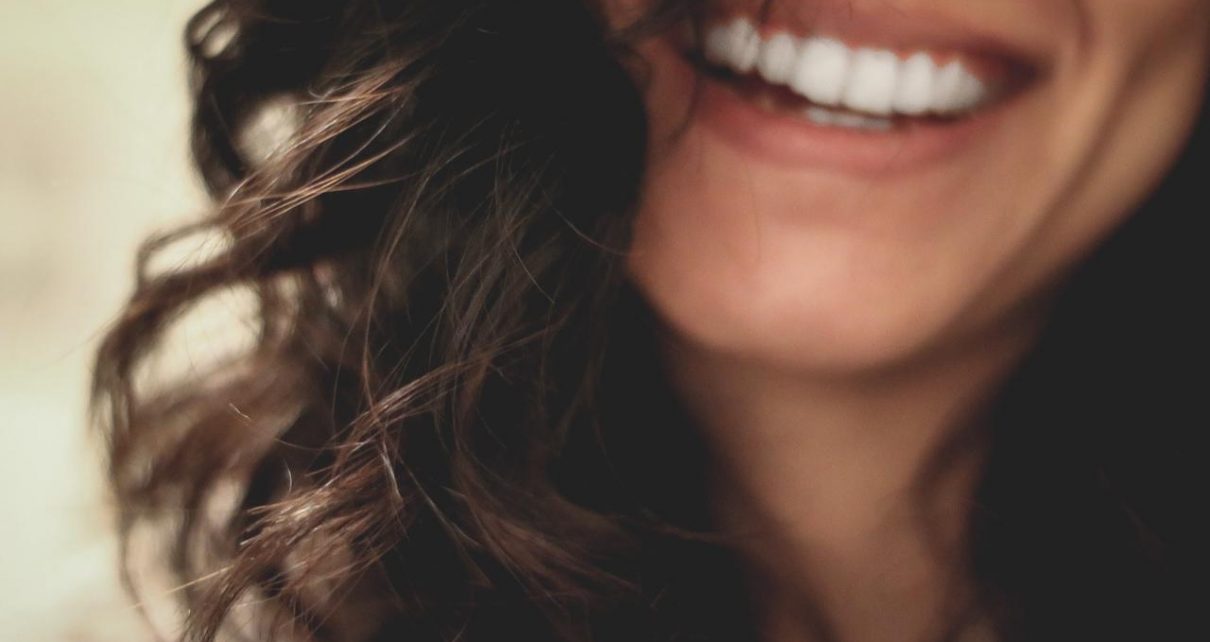 5 Cara Memutihkan Gigi Kuning yang Membandel