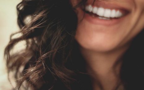 5 Cara Memutihkan Gigi Kuning yang Membandel