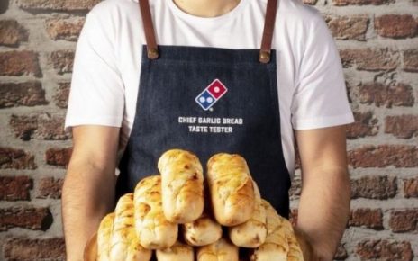 Pekerjaan Impian Banget Cuma Mencicipi Garlic Bread di Domino's Pizza, Ada yang Minat