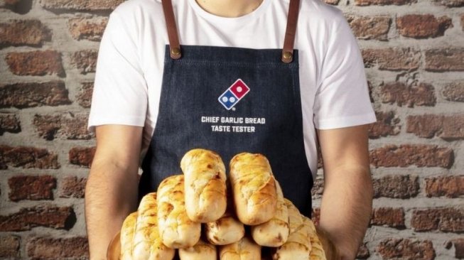 Pekerjaan Impian Banget Cuma Mencicipi Garlic Bread di Domino's Pizza, Ada yang Minat