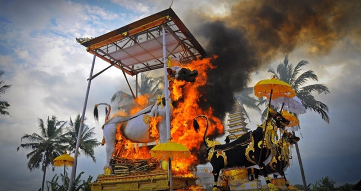 5 Upacara Pembakaran Jenazah yang Unik Ini Dilakukan di Indonesia