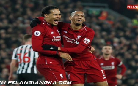 Liverpool Bungkam Brighton, Robertson Sanjung Fabinho