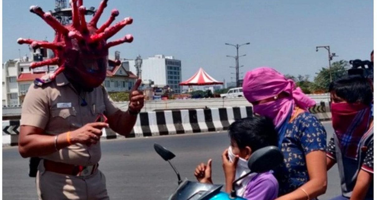 Viral Aksi Polisi Gunakan Helm Virus Corona untuk Edukasi Warga