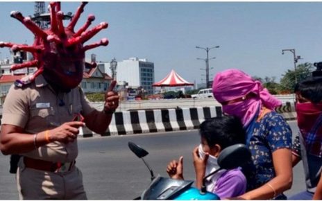 Viral Aksi Polisi Gunakan Helm Virus Corona untuk Edukasi Warga