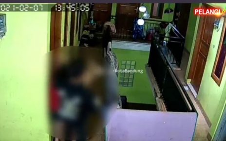 Pria Ini Bogem Wanita Di Indekos Bandung Terekam CCTV