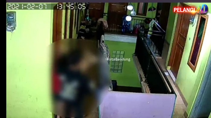 Pria Ini Bogem Wanita Di Indekos Bandung Terekam CCTV