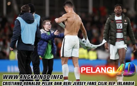 Cristiano Ronaldo Peluk dan Beri Jersey Fans Cilik Rep. Irlandia