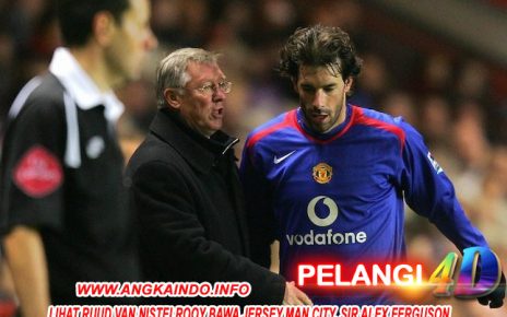 Lihat Ruud van Nistelrooy Bawa Jersey Man City, Sir Alex Ferguson
