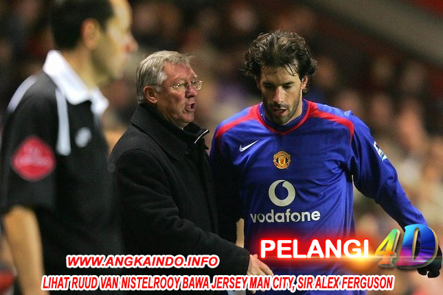 Lihat Ruud van Nistelrooy Bawa Jersey Man City, Sir Alex Ferguson